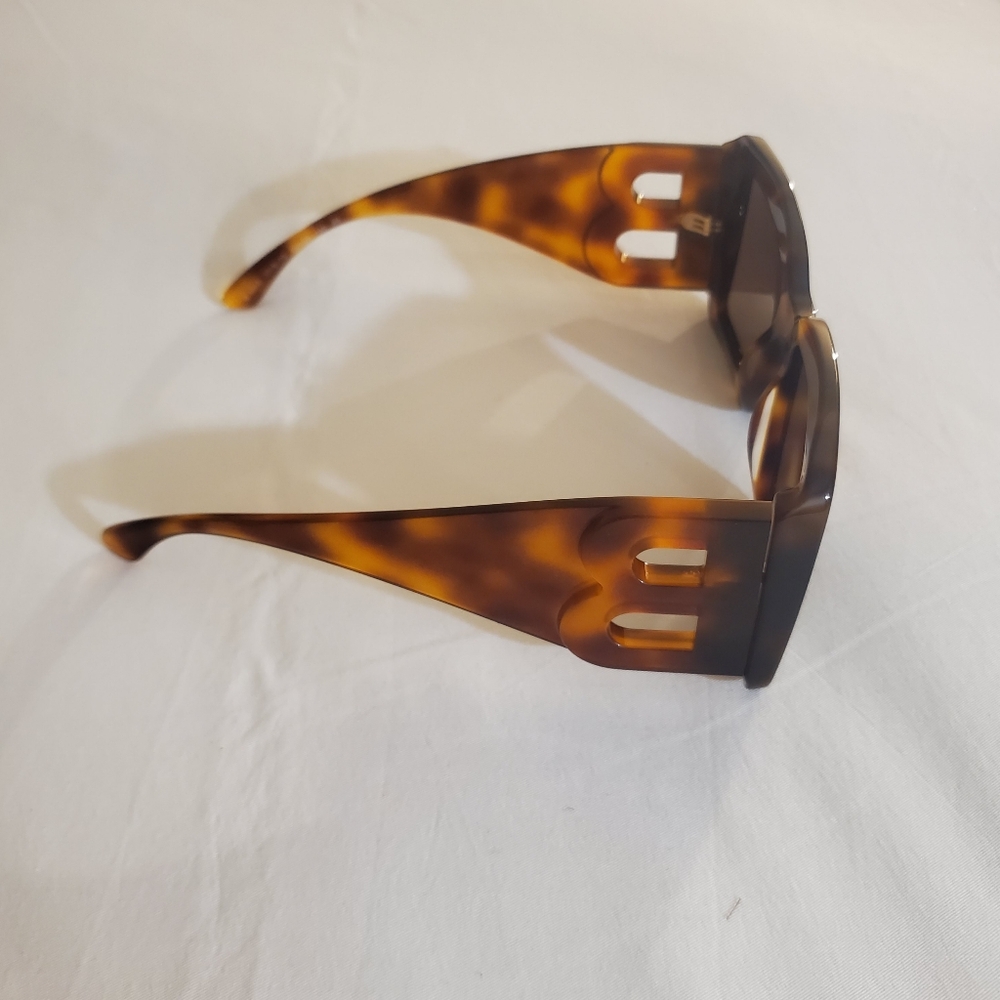 Burberry LARGE B LOGO Oversized Tortoise Shell Sunglasses- Full Inclusion - Picture 12 of 16